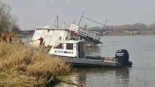 Przechylona barka nad Wisłą