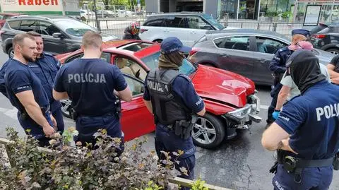 Potrącił policjantów na deptaku. Uciekając, uszkodził rower, słupki i radiowóz