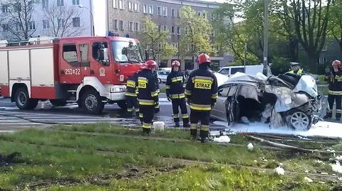 Wypadek na Żoliborzu: zmiażdżone auto, wykolejony tramwaj