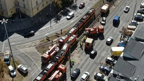 Samochód wjechał pod tramwaj. Potem uderzył w niego drugi