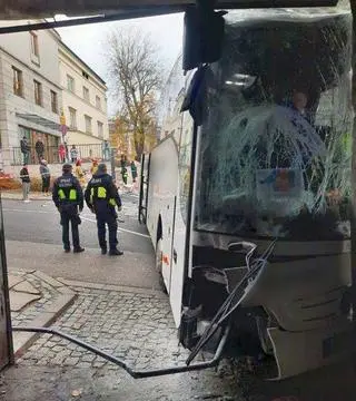 Zaparkowany autobus stoczył się i uderzył w budynek