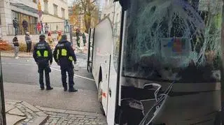 Zaparkowany autobus stoczył się i uderzył w budynek