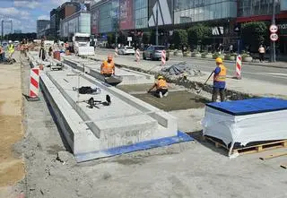 Ułożyli 70 płyt. Marszałkowską karetki będą mogły jeździć po torowisku