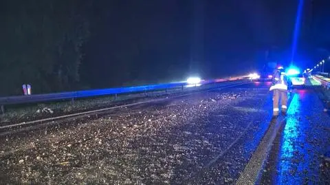 Zbiornik na szambo wypadł z naczepy ciężarówki