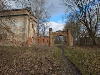 Neogotycka brama wraz z odcinkiem muru pałacu w Falentach zostały zabytkiem 