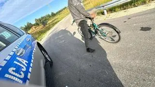 Policja kontroluje rowerzystę 