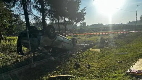 Pijany 19-latek zjechał autem na pobocze, uderzył w ogrodzenie, dachował