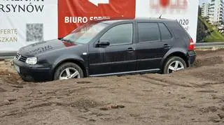 Samochód porzucony na budowie chodnika i trawnika