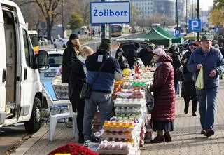 Ruch przy warszawskich cmentarzach