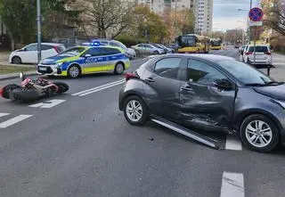 Motocyklista zderzył się z autem. Autobusy na objazdach