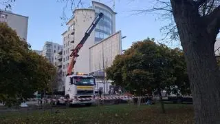 Obok stanął drugi wielki billboard