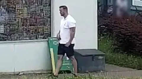 "Wdał się w dyskusję ze sprzedawcą, uderzył go w twarz i oddalił się". Policja publikuje zdjęcia
