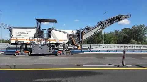W grudniu otworzyli, teraz wymieniają nawierzchnię. Ciężki sprzęt na moście POW