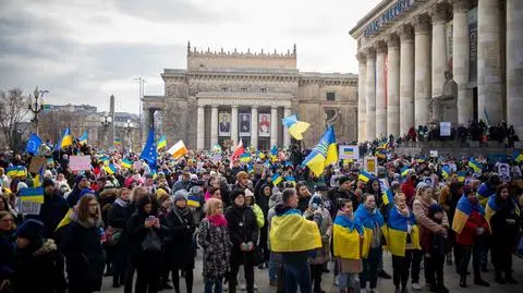 Demonstracja pod PKiN przeciwko wojnie w Ukrainie