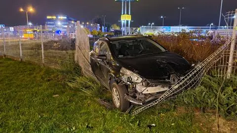 Wypadek na Popularnej. Potrącona kobieta, auto wpadło w ogrodzenie