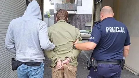 Wrzucił na klatkę granat hukowo-błyskowy, później próbował uciec przez balkon