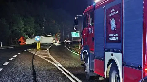 Cysterna z ciekłym azotem przewróciła się na drodze krajowej 62 w Skuszewie