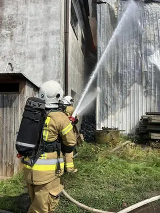 Pożar hal w miejscowości Dziuniun 