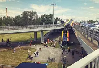 Autobus runął z mostu, zginęła pasażerka. Wyższa kara dla kierowcy