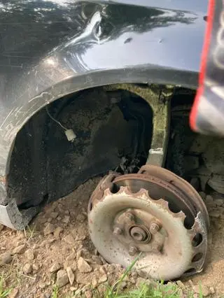 Z koła jego audi odpadały kolejne części