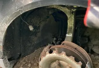 Jechał z rozpadającym się kołem, sprawne chciał kupić od policjanta