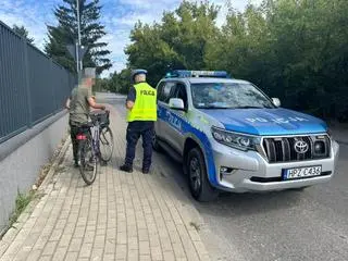 Policja kontroluje rowerzystę 