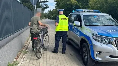 Policja kontroluje rowerzystę 