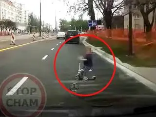Chłopiec na hulajnodze wjechał tuż przed maskę auta