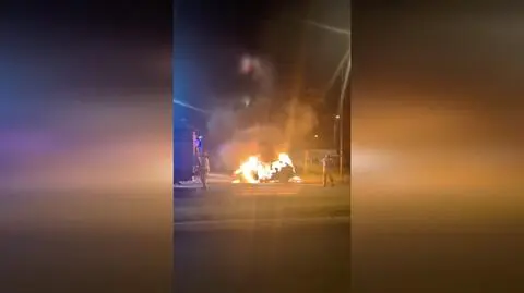 Pożar auta przed stacją paliw 