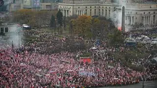 Uczestnicy marszu zbierają się na rondzie Dmowskiego