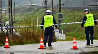 Działania służb przy zniszczonym fragmencie torowiska