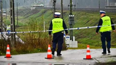 Działania służb przy zniszczonym fragmencie torowiska