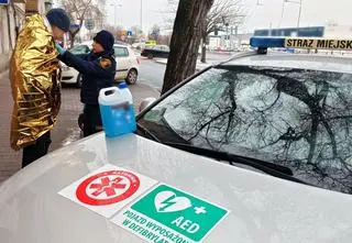 Nieprzytomny mężczyzna na klatce schodowej. "Wypił litr płynu do spryskiwaczy"