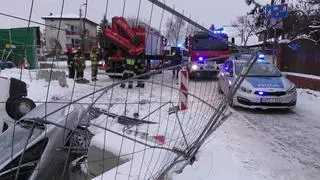 Dwa samochody wpadły do wykopu na budowie metra