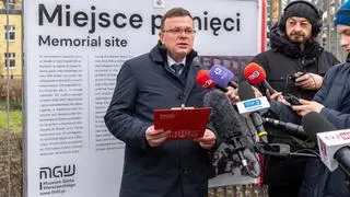 Odsłonięcie tablicy przy ulicy Stawki 