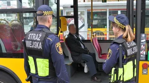 88-latek jeździł bez celu autobusem, kierowca poprosił o pomoc
