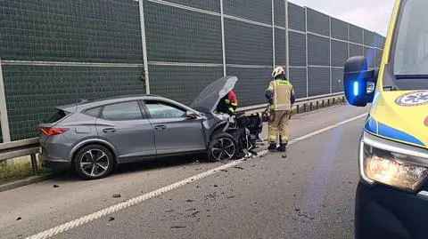 Samochód wpadł w bariery na S2 