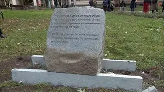 Pomnik Władysława Bartoszewskiego na Woli