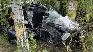 Samochód na drzewie, kierowca w szpitalu