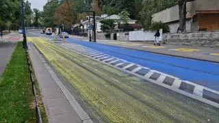 Flaga Ukrainy na jezdni przed Ambasadą Rosji