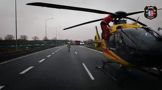 Zderzenie auta osobowego i ciężarówki na A2