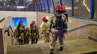 Strażacy na stacji metra Centrum