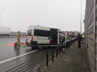 Bus zderzył się z ciężarówką na trasie S2