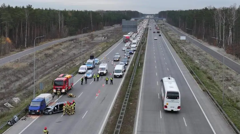 Wjechał w bariery na obwodnicy. Ślisko na drogach