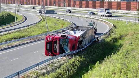 Przewrócił się ciągnik z naczepą. Zablokowana ważna trasa