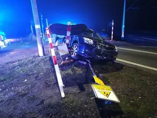 Samochód wjechał w infrastrukturę przejazdu kolejowego