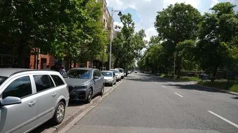 Parkowanie na jezdni zamiast na chodniku. Ulica w Śródmieściu przejdzie zmiany