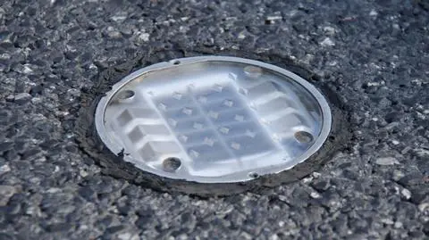 Migają i ostrzegają. Montują "kocie oczka"