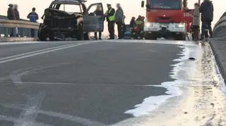 Spłonął jeep na wiadukcie nad Trasą Toruńską 