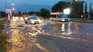 Woda z Potoku Służewieckiego wylewa się na jezdnię